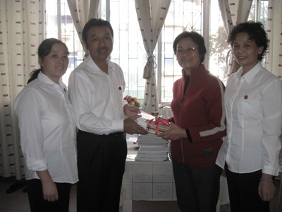 集團(tuán)退休員工為職工書(shū)屋捐贈(zèng)書(shū)籍